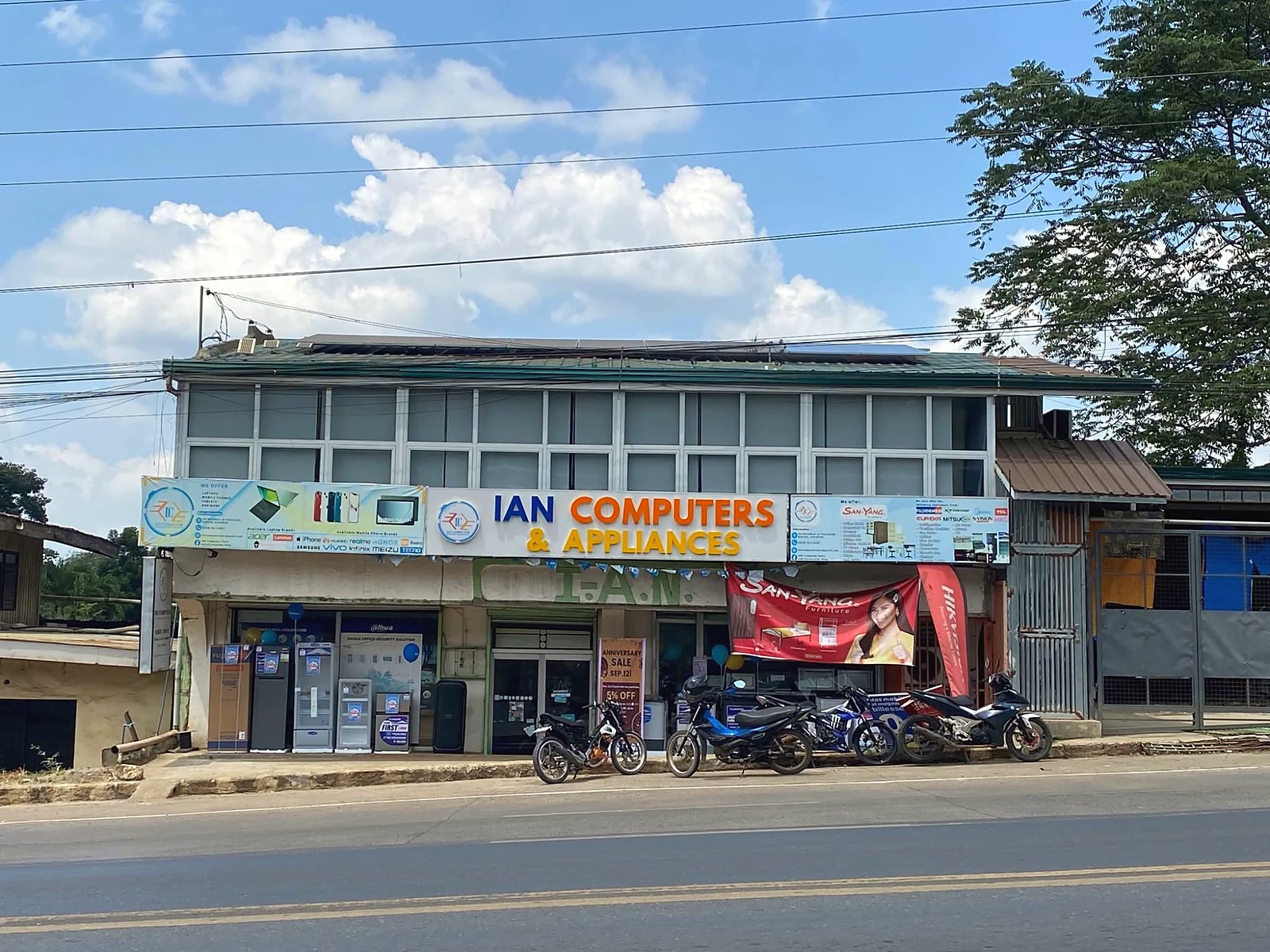 IAN Computers & Appliances building on the street in Quezon, Bukidnon